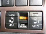 電動スライドドアのスイッチで車内からもスライドドアの開閉ができます。イージークローザー機能で半ドアになることも防止してくれます。