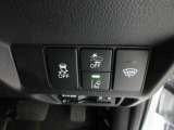 オートヘッドライト標準装備です。車外の明るさに応じて自動的にヘッドライトの点灯・消灯をしてくれます。トンネルの出入り口などで活躍してくれます。