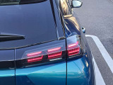 国産車にはないハイセンスなデザイン、光り方をするテールレンズ
