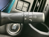 雨の日の運転をサポートするワイパーレバー。速度調整も簡単に行え、視界を確保します。夜間運転時にも安全性を高めます。