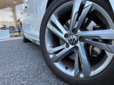 17インチ純正アルミホイールです。タイヤサイズは225/45R17です。