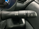 【オートライト】車のセンサーが周囲の明るさを感知し、自動でヘッドライトを点灯・消灯する機能です。この機能は夕暮れ時の交通事故が多い時間帯の安全性を高めてくれます。