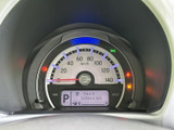 視認性の高いメーター類で、運転に必要な情報を的確に把握できます。シンプルなデザインながら、必要な情報がひと目で確認できる工夫が凝らされています。