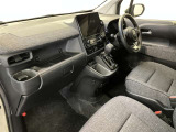 運転席周りのレイアウトをご覧ください。ナビゲーションが綺麗に装着されすっきり収まってますね!