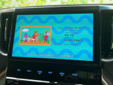 停車中に楽しめるTV機能。移動中の待ち時間を有効活用できます。家族での長距離移動も、エンターテイメントで快適に過ごせます。(※走行中の視聴はご遠慮ください)。