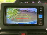 後方視界を広げるモニターが搭載されています。駐車時の安全性向上に貢献し、狭い場所でもスムーズな運転をサポートします。