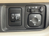 【電動格納ミラー】サイドミラーは電動格納式となっており、狭い駐車場でもキズがつくリスクを抑えられます。