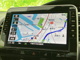 見やすい地図画面は、運転中でも視認性に優れています。リアルタイムな交通情報で、スムーズなルートを選択できます。