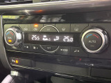 【左右独立型フルオートエアコン】運転席と助手席でそれぞれお好みの温度に設定可能。同乗者にも配慮した、快適な空調をお届け致します。
