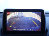 リアゲートの目立たない位置にバックカメラがあります。確認しづらい後方の障害物をバックモニターに表示されるのでより後方の視界の確保が可能です。
