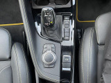 【シフトノブ】BMWの高性能オートマチックは、ATセレクトレバーを左側に倒すことで、通常の「D」から「S」(スポーツ)または「M」(マニュアル)へと切り替えが可能です