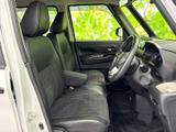 座り心地の良いシートが、ドライバーを優しく包み込みます。運転に必要な情報を的確に表示するメーター類も視認性に優れています。