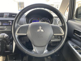 握りやすいステアリングで、運転操作をサポート。スポーティなデザインが、運転の楽しさをさらに引き立てます。快適なドライビングを。