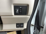 パワースライドドアの開閉はスマートキーのリモコンやドアノブは勿論、運転席側のスイッチ操作でも開閉ができ、安全・簡単です。
