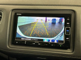 リバースギアに入れるだけで後方の表示へ切り替わります。夜間や雨の日の駐車も楽になりますよ。