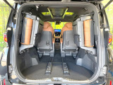 後席を格納すると、これだけの広さが!シーンに合わせたシートアレンジで、大きな荷物も積むことが出来ます♪