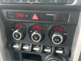 【オートエアコン】一度お好みの温度に設定すれば、車内の温度を検知し風量や温度を自動で調整。暑い&hellip;寒い&hellip;と何度もスイッチ操作をする必要はありません。快適な車内空間には必須の機能ですね♪