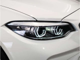 【LEDヘッドライト】先進のLEDテクノロジーを採用。放射される白色光の周波特性は太陽光に近く、バイキセノン・ヘッドライトを上回るコントラストで更に明るく輝きます!