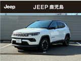 Jeep伝統の7スロットグリルとシャープなLEDヘッドライトが存在感を放ち、ひと目でJeepと分かるフロントフェイスに仕上がっています。