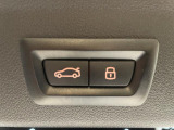 【パワーゲート】電動パワーゲートです。開閉がボタン1つで開け閉め行えます。また、状況に応じてのトランクハッチ開閉量を簡単に設定可能です。スマートオープナーも便利な機能です。ぜひお試しください。