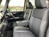 上質な素材が使われた内装が、落ち着いた空間を演出。運転に集中できる、快適な環境です。細部までこだわった作りが魅力です。