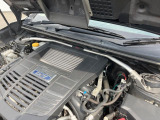 【STIタワーバー】お車の剛性を高めるタワーバーを装備。よりスムーズなコーナリング走行が可能となり、走りも楽しめます。