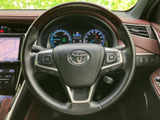 握りやすい形状のステアリングは、運転操作をスムーズに行えます。オーディオやハンズフリー通話など、便利な機能も操作可能です。