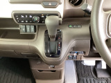 足元スッキリ、インパネシフトです。パーキングブレーキはフットブレーキタイプなので、運転席と助手席の間がスッキリしています。
