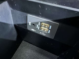 充電用USB端子付き。スマートフォンなどの充電に便利です。