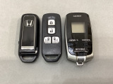 スマートキー付きですからドアロックの開閉およびエンジンスタートが楽々です。電動スライドドアの開け閉めもボタンで操作できます。加えて、純正リモコンエンジンスターター用の操作キー(社外品)もついています。