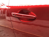 スマートキーを所持している状態でロックボタンを押すと、車両すべてのドアの解錠や施錠を行うことが出来ます。