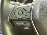 握りやすいステアリングは、運転操作をスムーズにします。オーディオやハンズフリー通話のスイッチも操作しやすい位置に配置されています。