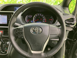 握りやすいステアリングは、運転の楽しさを高めます。操作しやすい配置で、快適なドライビングをサポートします。