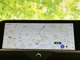目的地までスムーズに導いてくれるナビゲーションシステム。高精細な地図表示で、初めての道でも安心ドライブをサポートします。