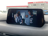 停車中に楽しめるTV機能。休憩時間などに、番組を視聴してリラックスできます。後席の方にも楽しんでいただける便利な機能です。