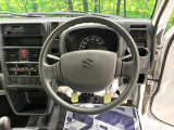 インテリアに合わせたデザインのステアリングは、運転される方のことも考え、運転しやすい形状、大きさです。是非一度、実際に触ってお確かめください。