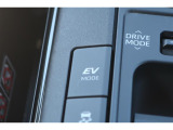 EVドライブモードで、エンジン音や排気ガスを気にすることなく走れます。早朝・深夜や屋内の駐車場などで重宝しますよ♪