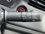 【オートライト(AUTO)】外の明るさをシステムが感知して、自動でヘッドライトが点灯します。ヘッドライトをつけ忘れを防ぐ便利機能です。