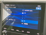 多彩なソースに対応し、快適なドライブを演出。お好みの音楽やラジオを気軽に楽しめます。Bluetooth接続でスマホの音楽も楽々再生可能です。