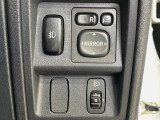 【電動格納ミラー】サイドミラーは電動格納式となっており、狭い駐車場でもキズがつくリスクを抑えられます。