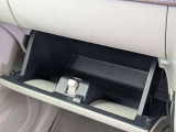 車検証類をすっきり収めるグローブボックス内にはETC車載器を設置。防犯性にも配慮された配置で、高速道路の料金所もスムーズに通過していただけます。