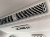 リアシーリングファンも付いておりますので、車内の空気の循環にも役立ちます。