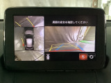360度モニターは、4つのカメラによる前後左右・俯瞰映像でドライバーからは見えない領域の危険認知をサポート!全周囲の死角を減らし、狭い駐車場や幅寄せ、T字路の進入などの運転の安心感を高めます!