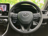 握りやすいステアリングは、操作性も抜群。ドライバーの疲労を軽減し、快適な運転をサポートします。質感も上質です。