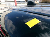 ルーフの運転席側後方にへこみがあります。