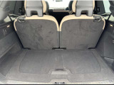 奥行きの広いトランクルームは荷物を固定するためのフックや12V電源を備えるなど、使い勝手にも配慮されています。