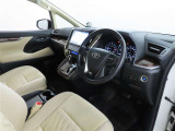 高級感のある美しいインテリアデザインの運転席です。