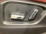 こちらのグレードは助手席にもパワーシートを装備しております!運転席同様お好みで調整が可能です!