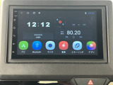 大画面で使いやすいナビゲーションシステムが搭載されています。ラジオや音楽再生も楽しめます。Bluetooth接続でハンズフリー通話も可能です。