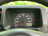 視認性の高いメーター類で、運転に必要な情報を的確に把握できます。走行距離も確認でき、安心です。
